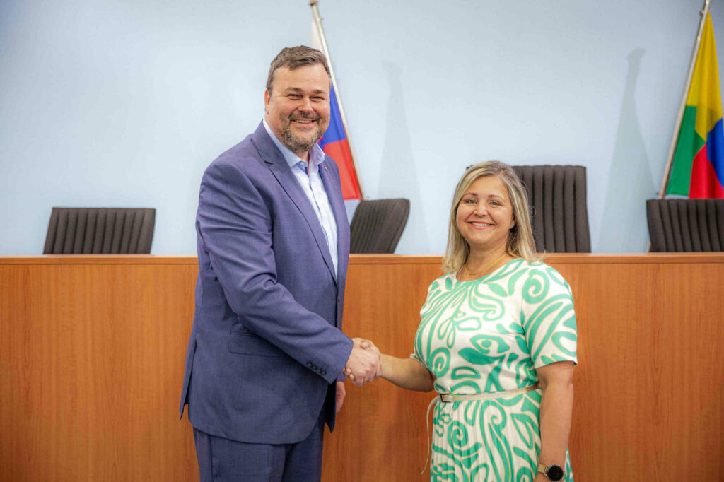 Generálny riaditeľ ZSSK Peter Helexa a predsedníčka Žilinského samosprávneho kraja Erika Jurinová na diskusii pod záštitou Vyššieho územného celku