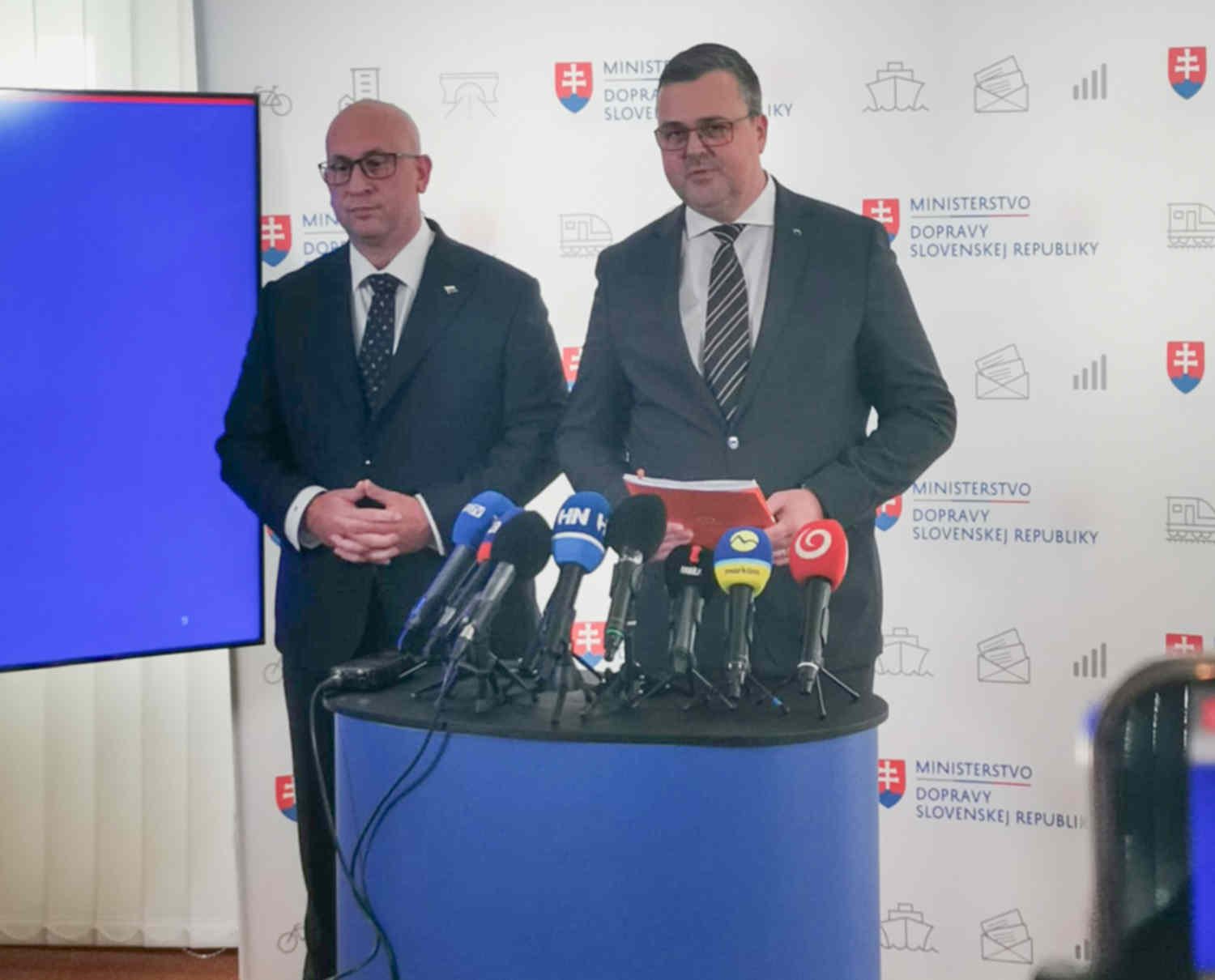 Minister dopravy Jozef Ráž a generálny riaditeľ ZSSK Peter Helexa počas tlačovej konferencie na tému Grafikon na rok 2025