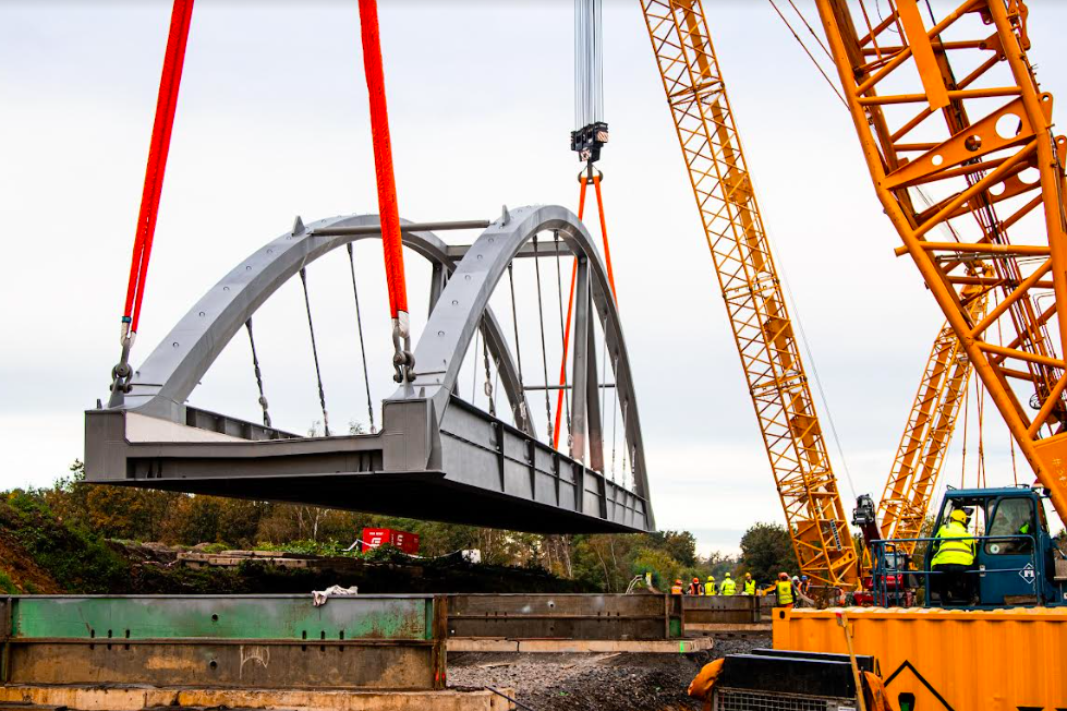 Dálnici D10 u Brandýsa nad Labem překlene už o tomto 12 a 13. října 2024 víkendu nový železniční most.